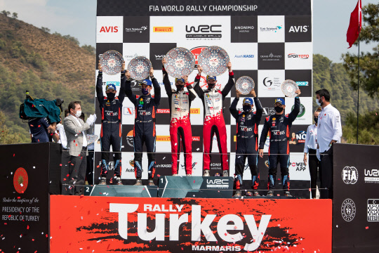 터키에서 열린 '2020 월드랠리챔피언십' 5차 대회 수상자들이 포디움에 올라 세레모니를 하고 있다.<현대자동차 제공>